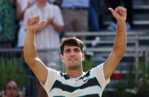 El español Carlos Alcaraz celebra tras ganar el partido individual contra el australiano Adam Walton en el torneo de tenis Queen's Club Championships en Londres, este martes.-EFE/ Andy Rain