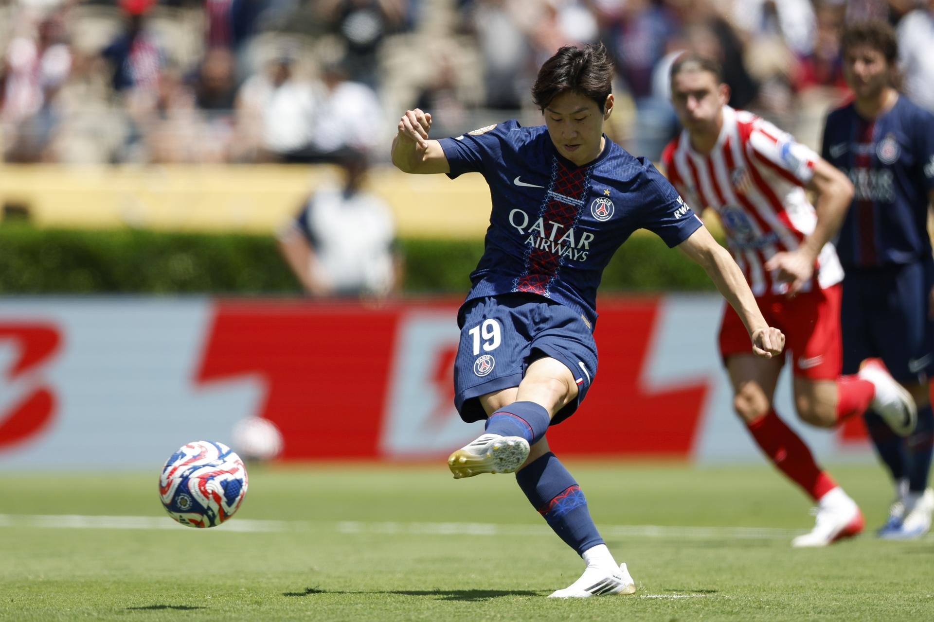 El surcoreano Kangin Lee, del PSG, lanza el penalti que supuso el 4-0 contra el Atlético de Madrid, en la primera jornada del Mundial de Clubes. EFE/EPA/CAROLINE BREHMAN