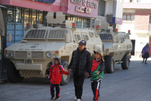 Las fuerzas policiales y militares bolivianas retomaron el control de la localidad de Llallagua, una de las más afectadas por el asedio de los seguidores del expresidente Evo Morales. EFE/Juan Carlos Torrejón
