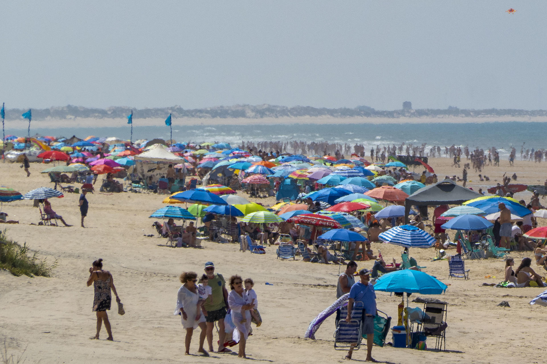 Personas disfrutando de la playa de Matalascañas de Huelva. EFE/ David Arjona