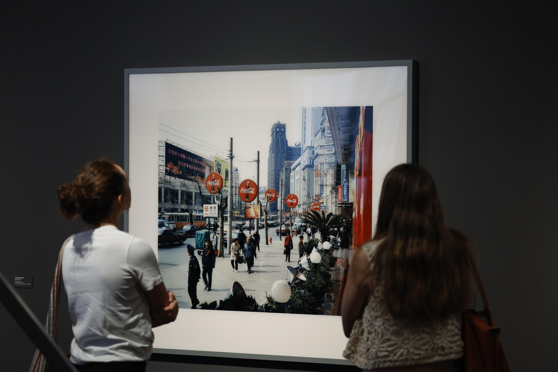 Dos mujeres visitan la exposición de PhotoEspaña 'Después de todo' Colección Helga de Alvear' con fotografías de la colección de la galerista que componen la historia visual de la transformación europea desde la I Guerra Mundial. EFE/Javier Lizón
