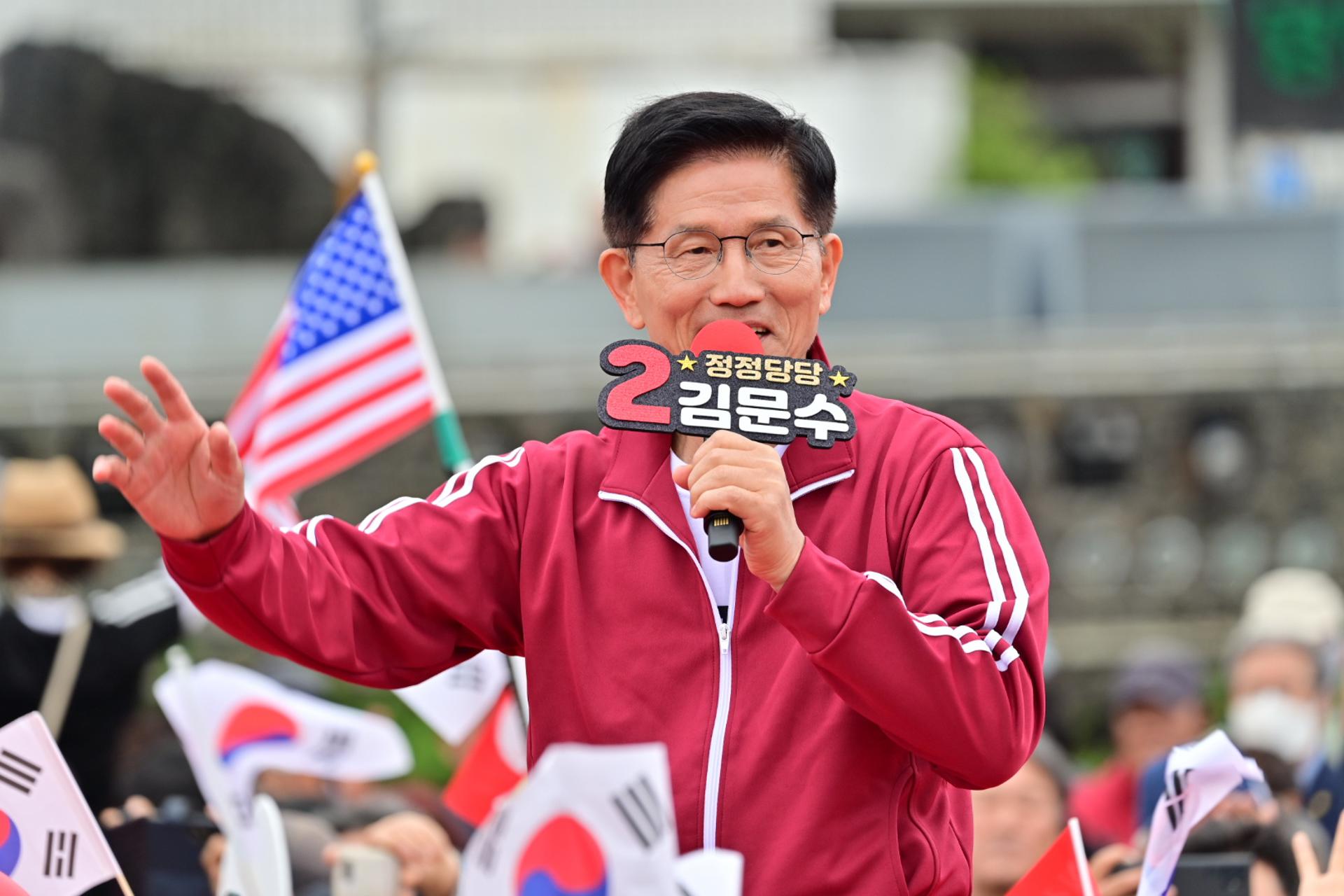 Kim Moon-soo, el candidato del conservador Partido del Poder Popular, pronuncia un discurso durante una parada de campaña en Jeju, isla de Jeju, Corea del Sur, el 2 de junio de 2025, en la víspera de las elecciones presidenciales. (Elecciones, Corea del Sur) 
EFE/EPA/YONHAP / POOL SOUTH KOREA OUT
