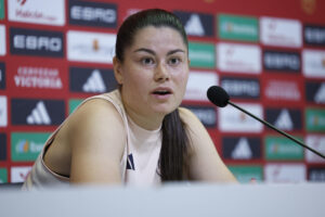 La jugadora de la selección española femenina de fútbol María Méndez ofrece una rueda de prensa tras el entrenamiento. La selección española femenina de fútbol ultima la puesta a punto para la disputa el viernes del único encuentro preparatorio para la Eurocopa de Suiza 2025, un amistoso ante la potente Japón en el estadio Butarque de Leganés (Madrid). EFE/Chema Moya