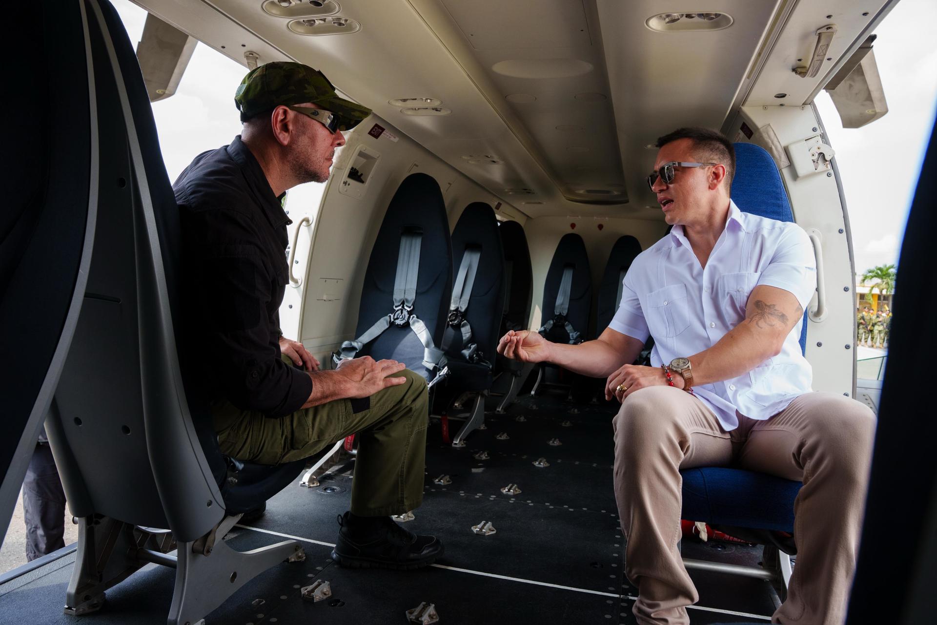Fotografía cedida por el Ministerio de Defensa donde aparece el presidente de Ecuador, Daniel Noboa (d), junto al ministro de Defensa, Gian Carlo Loffredo, a bordo de un helicóptero este lunes en Guayaquil (Ecuador). EFE/ Ministerio de Defensa
