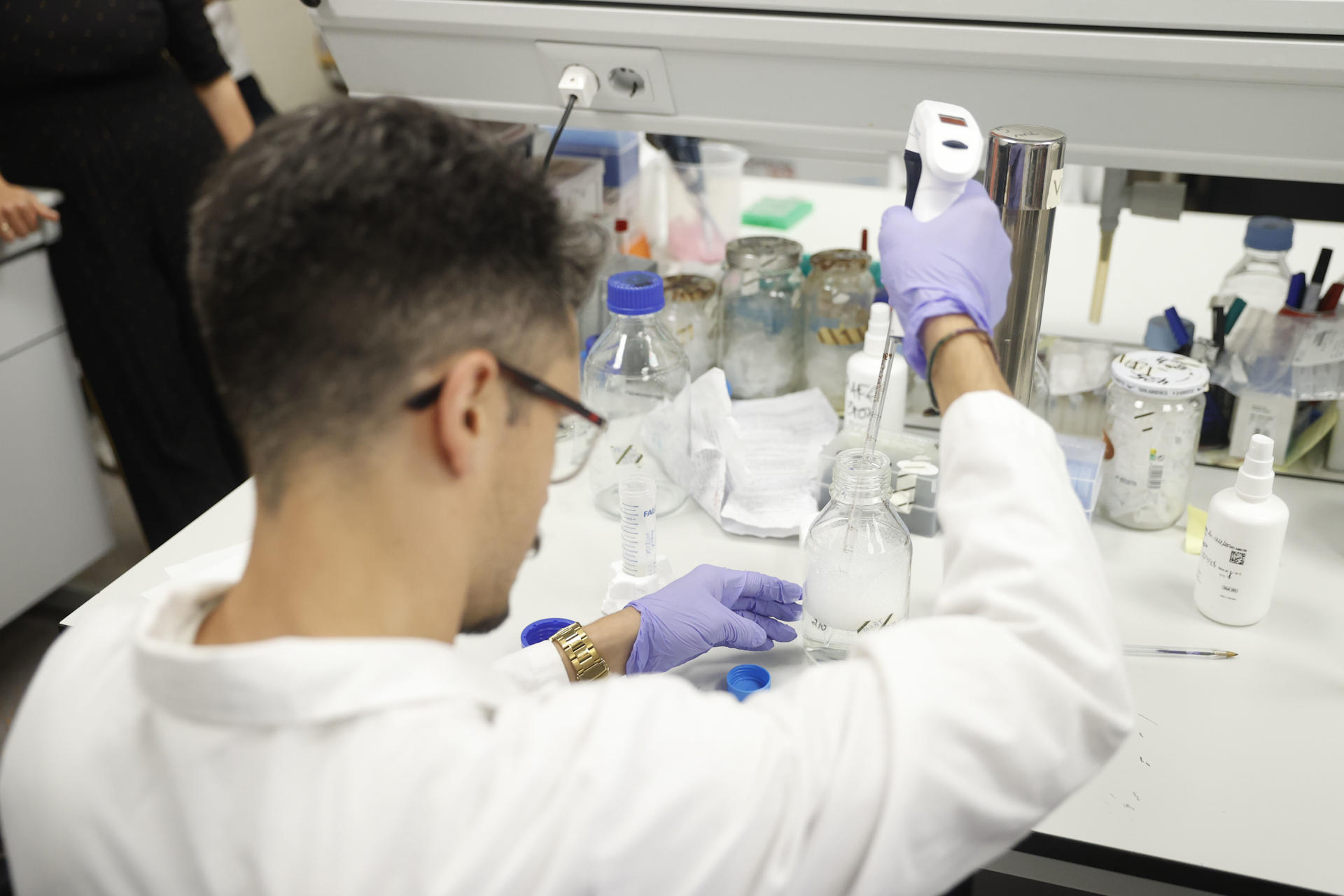 Los más de 500 científicos y cien grupos de investigación que suma en la actualidad han afianzado el Centro de Biología Molecular Severo Ochoa como uno de los mayores de España y una referencia a nivel mundial, cuando cumple medio siglo explorando las bases moleculares de la vida. Además de la labor investigadora que se desarrolla en sus imbricados laboratorios, el centro presta soporte a otros centros de investigación, universidades u hospitales, con servicios de microscopía óptica y electrónica, de bioinformática, de cultivo celular y de tejidos, o de edición genética, además de tener uno de los animalarios más completos de España para la experimentación bajo estrictos parámetros para asegurar la salud y el bienestar de los animales que se utilizan. EFE/ Oscar Guillen