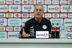 El seleccionador Gustavo Alfaro afirmó este domingo que el partido del martes contra Brasil en Sao Paulo hace sentir a Paraguay que tiene todo para ganar y nada para perder en las eliminatorias del Mundial 2026. EFE/Juan Pablo Pino.