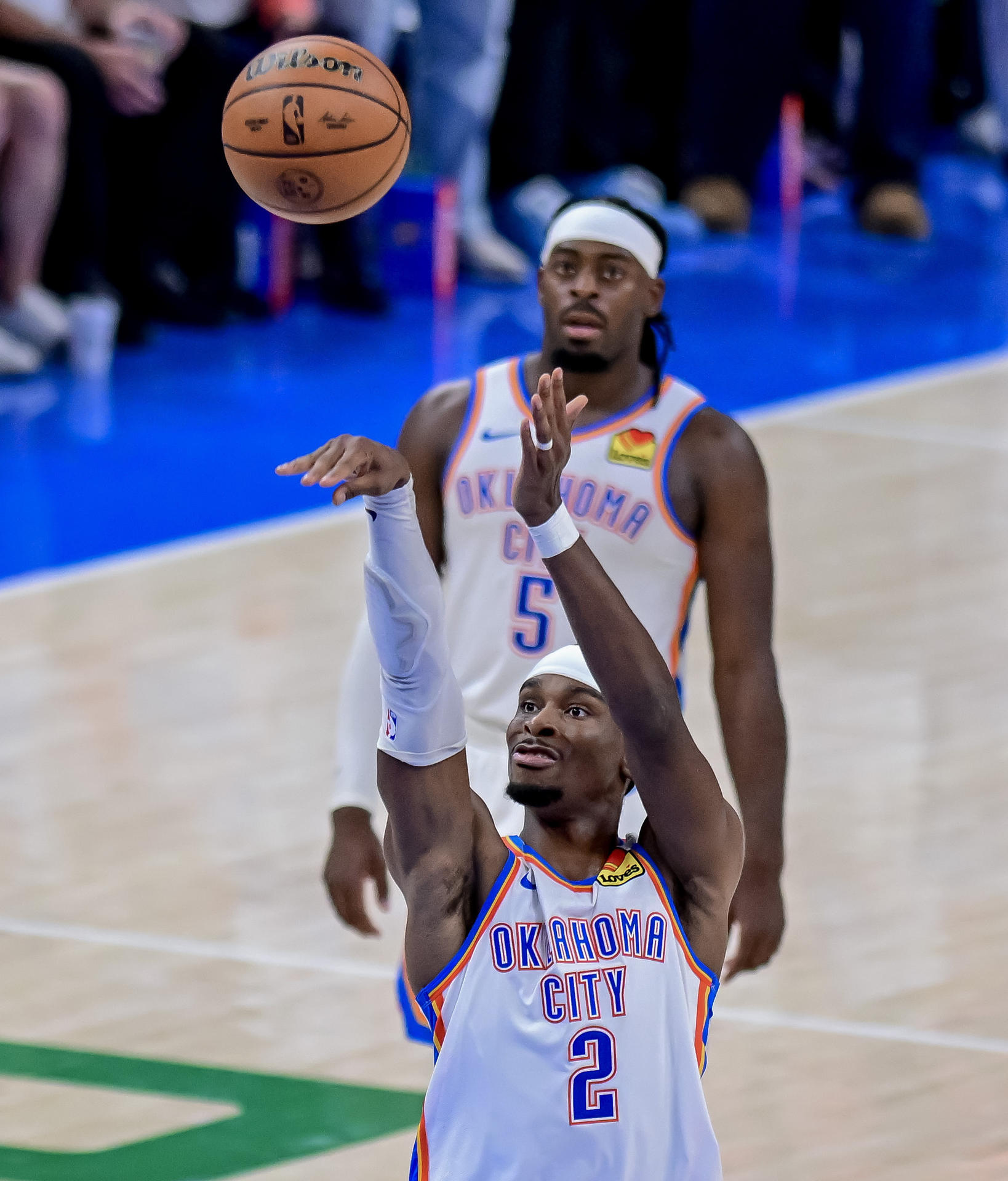 Fotografía de archivo del base de Oklahoma City Thunder Shai Gilgeous-Alexander lanzando a canasta. EFE/EPA/MANUELA SOLDI