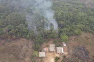 Fotografía de archivo aérea de un incendio forestal cerca a viviendas en Porto Velho (Brasil). EFE/ Isaac Fontana