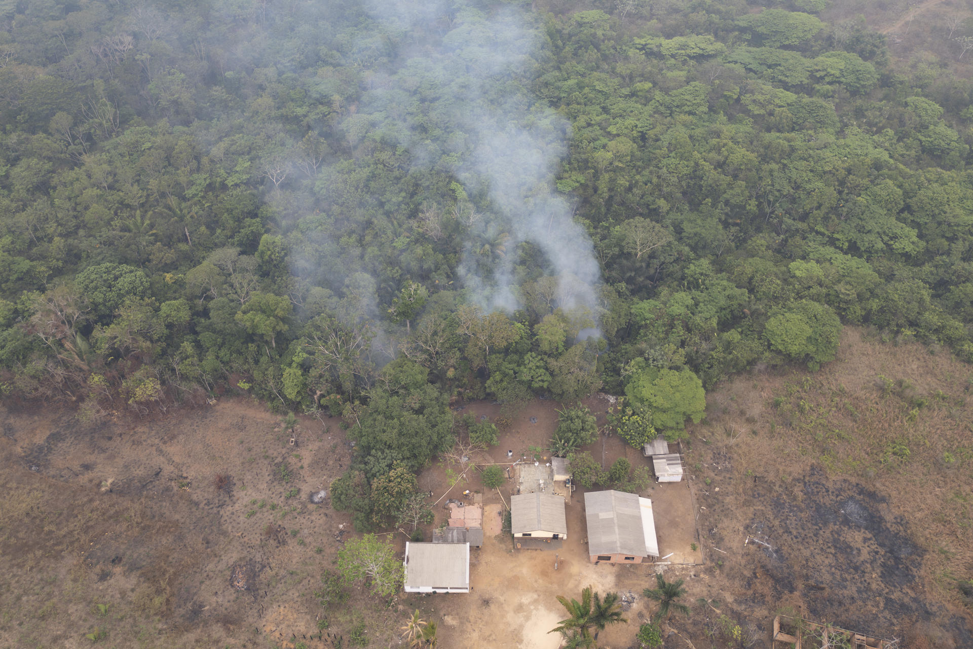 Fotografía de archivo aérea de un incendio forestal cerca a viviendas en Porto Velho (Brasil). EFE/ Isaac Fontana