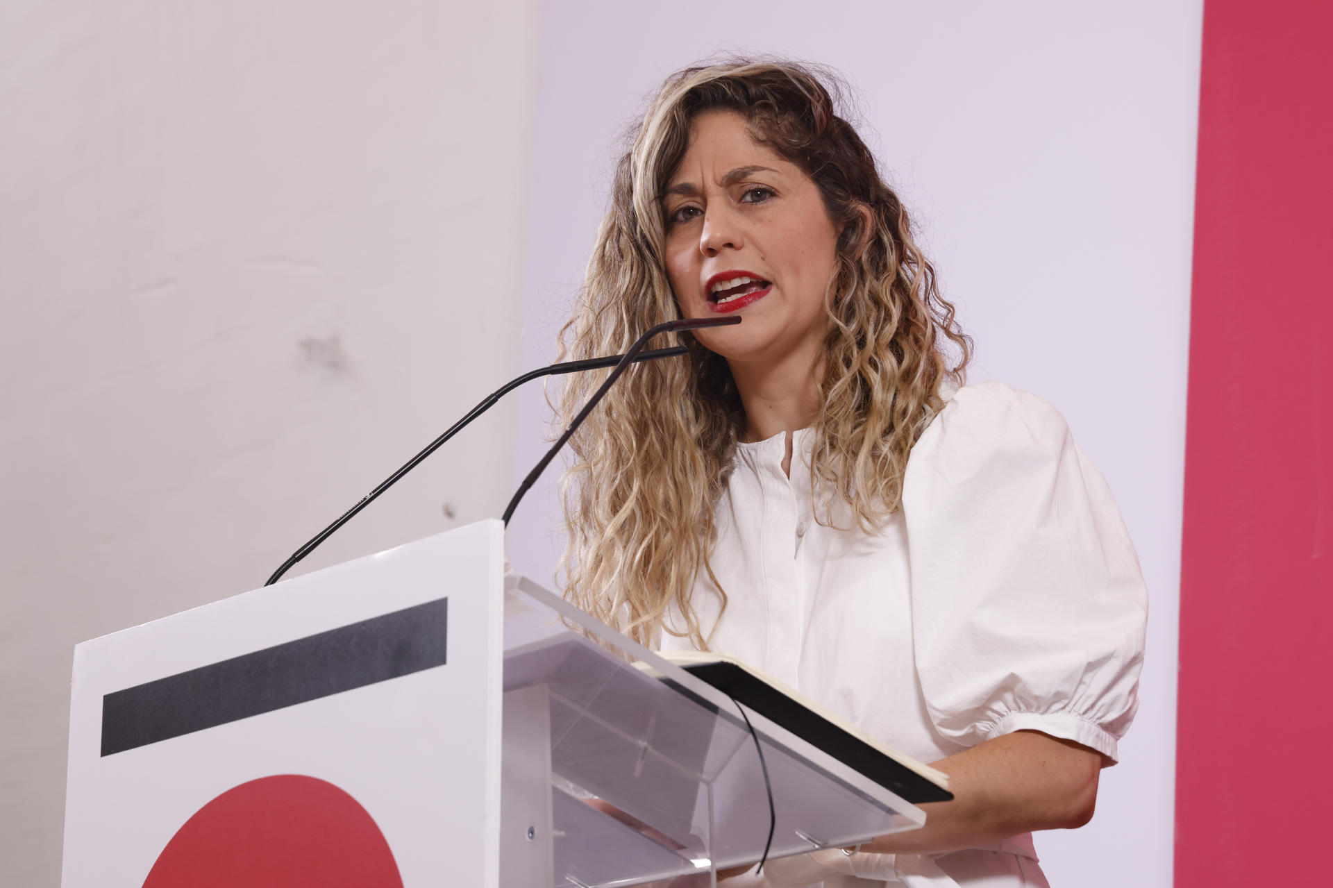 La coordinadora de Sumar, Lara Hernández durante la rueda de prensa ofrecida este lunes en Madrid. EFE/ Blanca Millez
