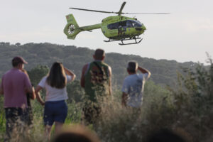 Miembros de los servicios de rescate trabajan en las labores de búsqueda del menor de 14 años que ha desaparecido mientras se bañaba este domingo por la tarde en el río a su paso por la localidad salmantina de Alba de Tormes.  EFE/ JM.Garcia