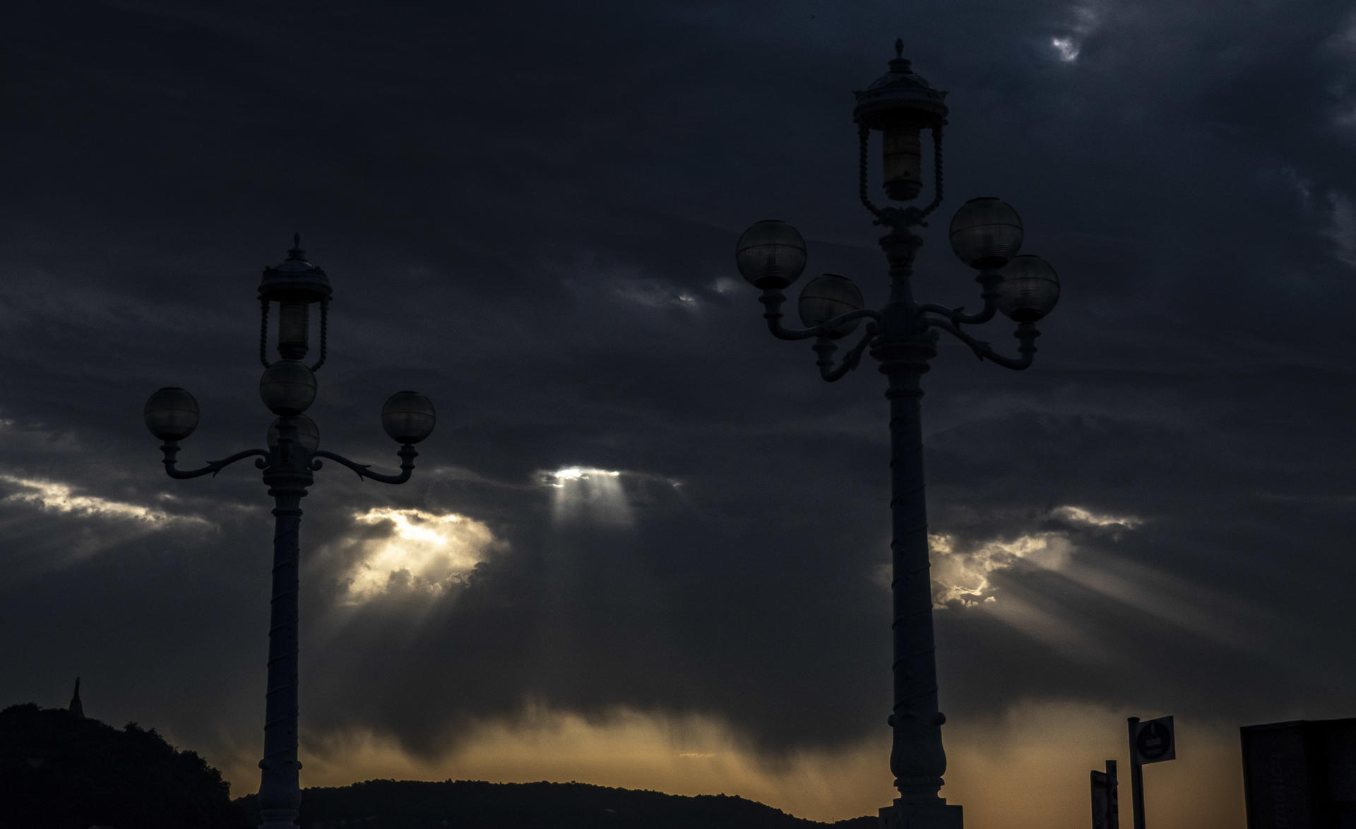 Vista del cielo a primera hora de este miércoles en San Sebastián. EFE/Javier Etxezarreta