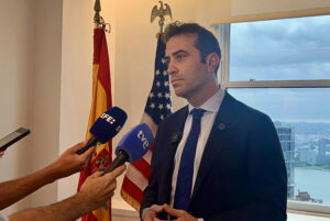 El ministro español de Economía, Carlos Cuerpo, habla con la prensa este jueves, en la Oficina Económica y Comercial de España en Nueva York (Estados Unidos). Cuerpo aseguró que el Gobierno "defenderá los intereses" de empresarios y productores españoles "sea cual sea el escenario", después de que ayer el presidente estadounidense Donald Trump amenazara con "hacer pagar el doble" a España por no querer elevar hasta el 5 % del PIB el gasto en defensa. EFE/ Andrea Gallego