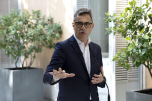 El ministro de la Presidencia, Justicia y Relaciones con las Cortes, Félix Bolaños, en declaraciones a los medios antes de presidir el acto de presentación de las 'Becas Seré', este viernes en Madrid. EFE/ Chema Moya