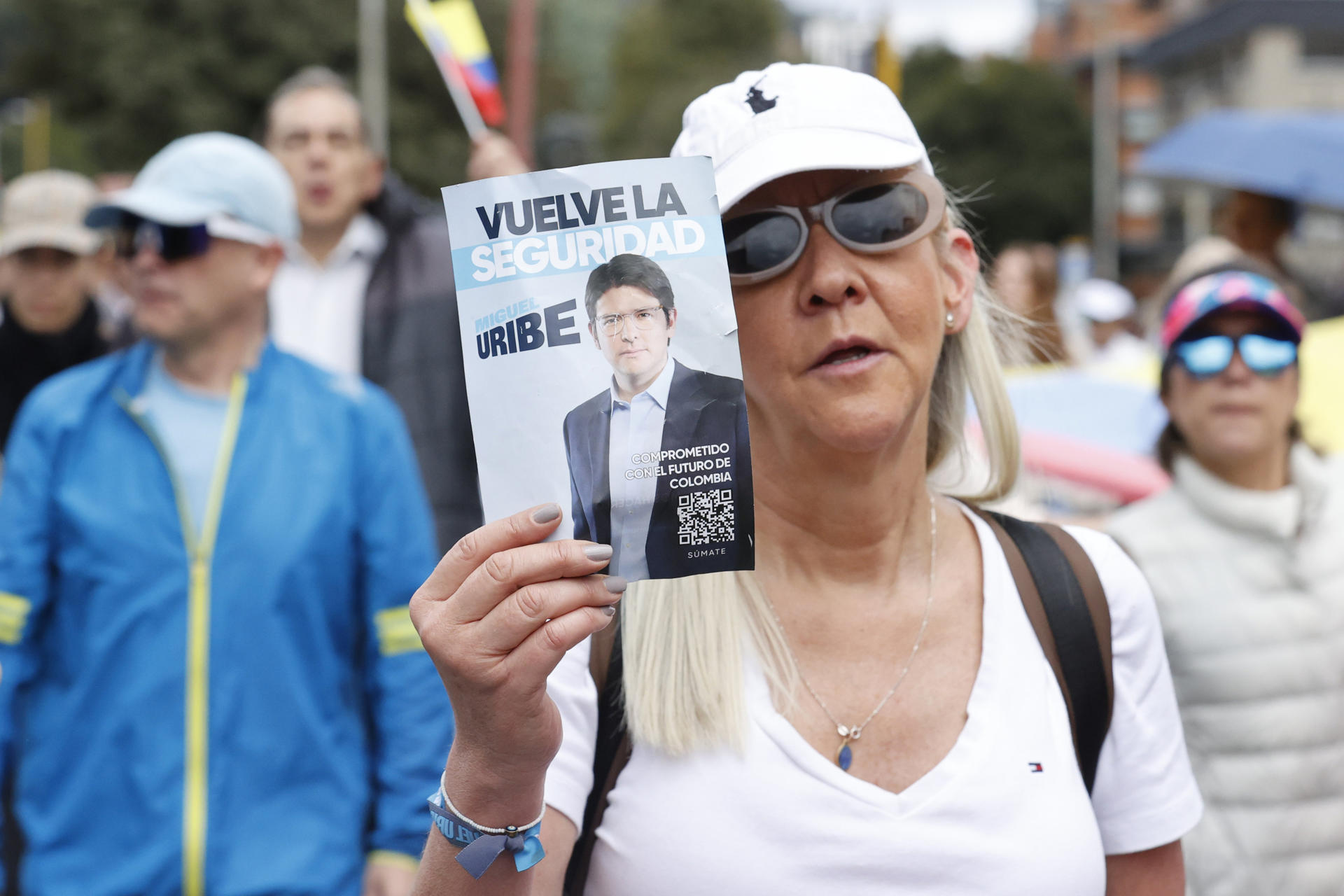 Una mujer sostiene un cartel durante una caminata por la paz y en apoyo al senador Miguel Uribe Turbay el 8 de junio de 2025, en Bogotá (Colombia). EFE/ Mauricio Dueñas Castañeda