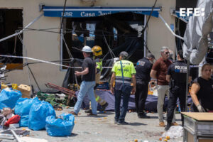 Estado en el que ha quedado el bar Casa Javi de Lo Pagán, en San Pedro del Pinatar (Murcia), donde este jueves se ha registrado una exposión que ha causado, 15 heridos, tres muy graves. En el momento de la deflagración, el bar se encontraba cerrado. EFE/ Marcial Guillén