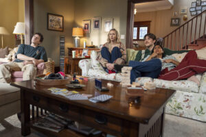 Fotograma de la serie 'Adultos' ('Adults', en inglés), que se estrena en Disney+ el 2 de julio. Ocho episodios componen esta comedia sobre un grupo de veinteañeros en Nueva York que intentan ser buenas personas. Los personajes centrales son Samir (Malik Elassal), Billie' (Lucy Freyer), Paul Baker (Jack Innanen), Issa (Amita Rao) y Anton (Owen Thiele), cinco amigos que viven juntos en la casa de la infancia de Samir. EFE/ Disney+ / ***SOLO USO EDITORIAL/SOLO DISPONIBLE PARA ILUSTRAR LA NOTICIA QUE ACOMPAÑA (CRÉDITO OBLIGATORIO)***