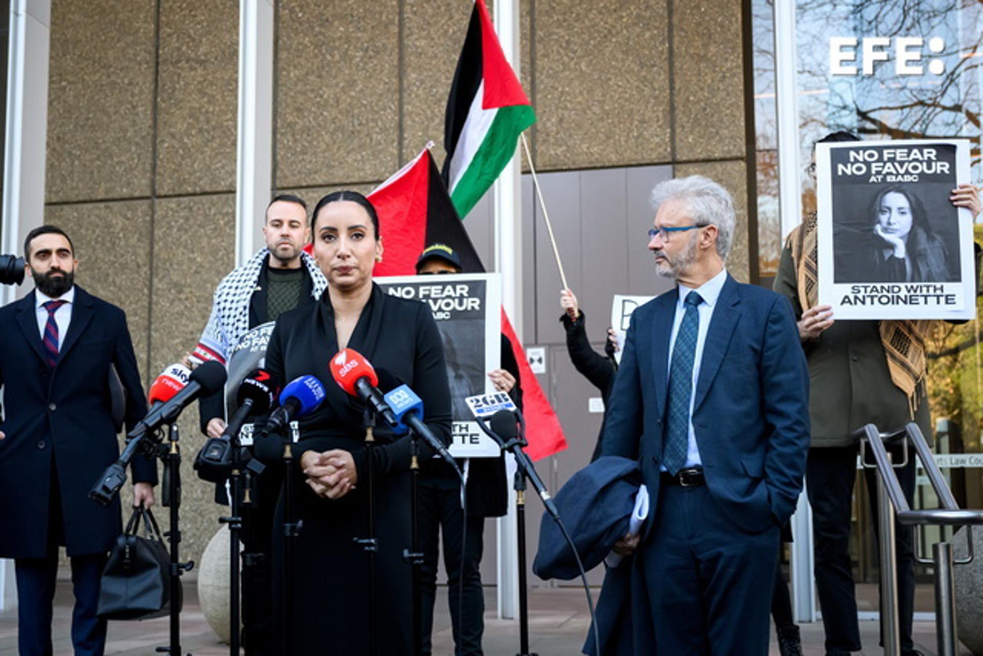 SÍDNEY (Australia), 25/06/2025.- Antoinette Lattouf (centro-izquierda) habla ante los medios en ela Corte Federal de Australia, en Sídney, que dictó que la periodista debe ser indemnizada con 70.000 dólares australianos (unos 39.000 euros) después de que la cadena estatal ABC la despidiera ilegalmente por su opinión política sobre la guerra de Gaza. EFE/EPA/BIANCA DE MARCHI AUSTRALIA AND NEW ZEALAND OUT