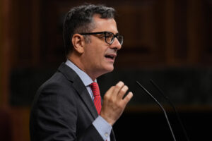 El ministro de Presidencia, Justicia y Relaciones con las Cortes, Félix Bolaños, interviene durante el pleno celebrado este jueves en la Cámara Baja. EFE/ Borja Sanchez-Trillo