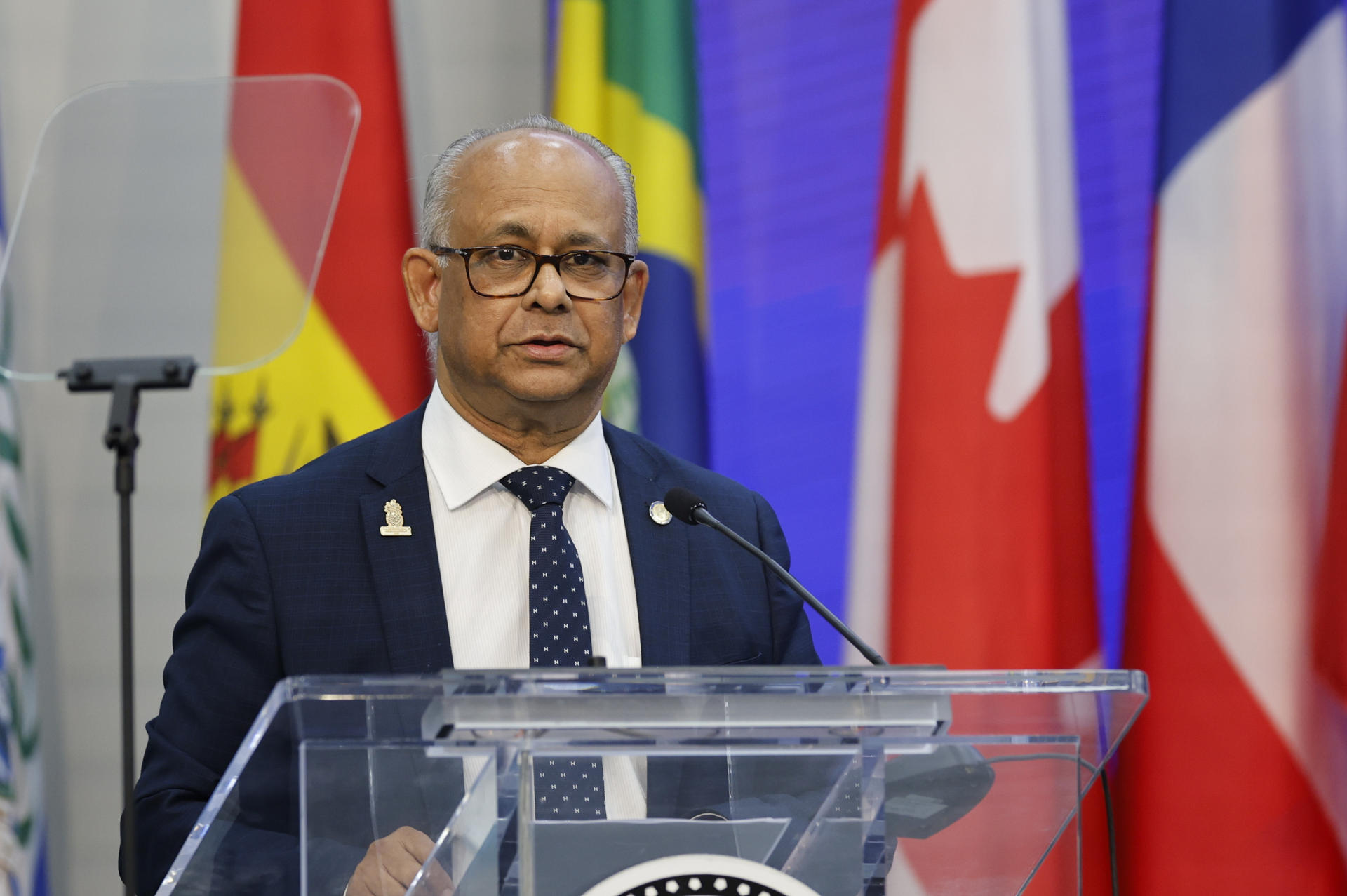 El secretario general de la Organización de Estados Americanos (OEA), Albert Ramdin (i), al intervenir durante la sesión de apertura de la 55ª Asamblea General de la OEA, este miércoles, 25 de junio, en Saint John's (Antigua y Barbuda). EFE/Bienvenido Velasco