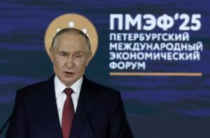 Moscú, 20 jun (EFE).- El presidente de Rusia, Vladímir Putin, aseguró hoy que "toda Ucrania es nuestra", ya que, en su opinión, rusos y ucranianos son el mismo pueblo."Ya lo he dicho muchas veces, considero que los pueblos ruso y ucraniano son el mismo pueblo. En ese sentido, toda Ucrania es nuestra", dijo Putin en el plenario del Foro Económico Internacional de San Petersburgo. EFE/EPA/ANATOLY MALTSEV