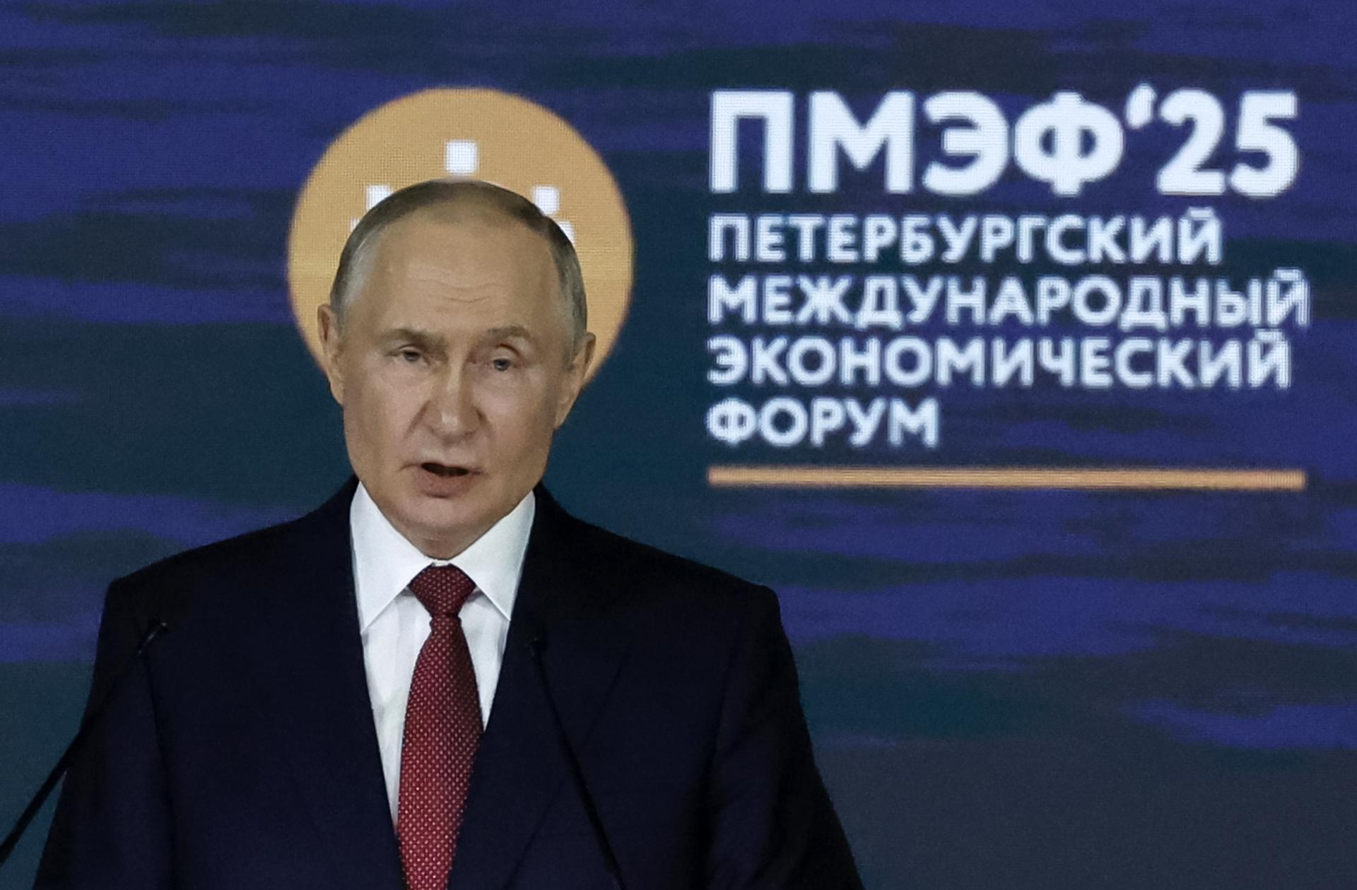 Moscú, 20 jun (EFE).- El presidente de Rusia, Vladímir Putin, aseguró hoy que "toda Ucrania es nuestra", ya que, en su opinión, rusos y ucranianos son el mismo pueblo."Ya lo he dicho muchas veces, considero que los pueblos ruso y ucraniano son el mismo pueblo. En ese sentido, toda Ucrania es nuestra", dijo Putin en el plenario del Foro Económico Internacional de San Petersburgo. EFE/EPA/ANATOLY MALTSEV