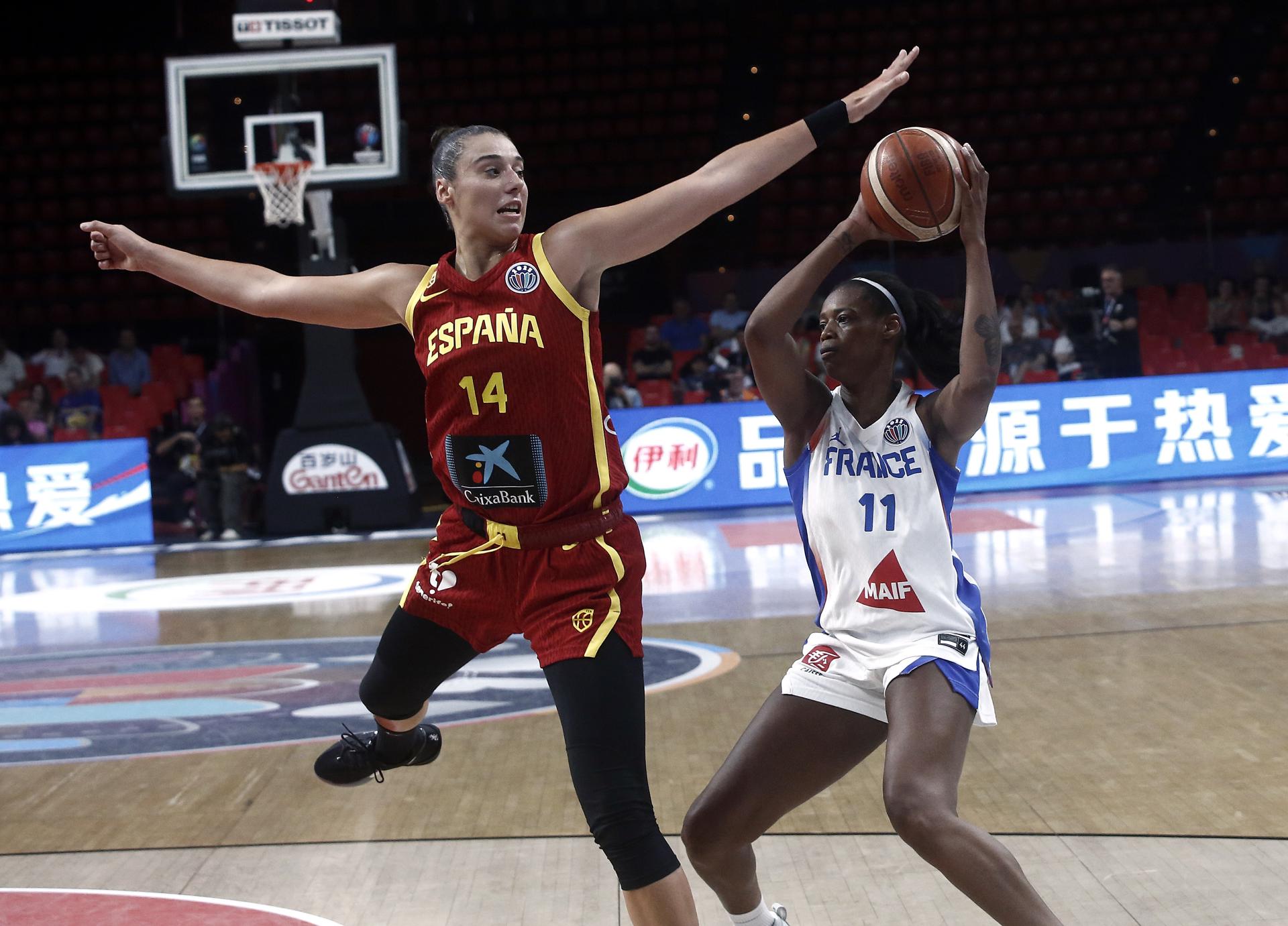 Raquel Carrera (I) y Valeriane Ayayi (D). EFE/EPA/YANNIS KOLESIDIS