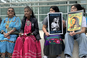Fotografía cedida por la organización HECHO donde aparecen miembros de los Apache Stronghold durante una protesta realizada el 7 de mayo frente a la corte federal en Phoenix, Arizona. EFE/ HECHO