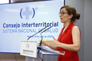 La ministra de Sanidad, Mónica García, ofrece una rueda de prensa tras la reunión del Consejo Interterritorial del Sistema Nacional de Salud (CISNS) este miércoles, en Madrid. EFE/ J.P.Gandul