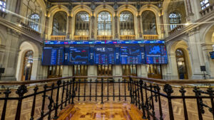 Imagen de este viernes de la Bolsa de Madrid, que cierra con subida del 0,77 % y supera los 13.800 puntos, hasta los 13.850 enteros. EFE/Vega Alonso del Val