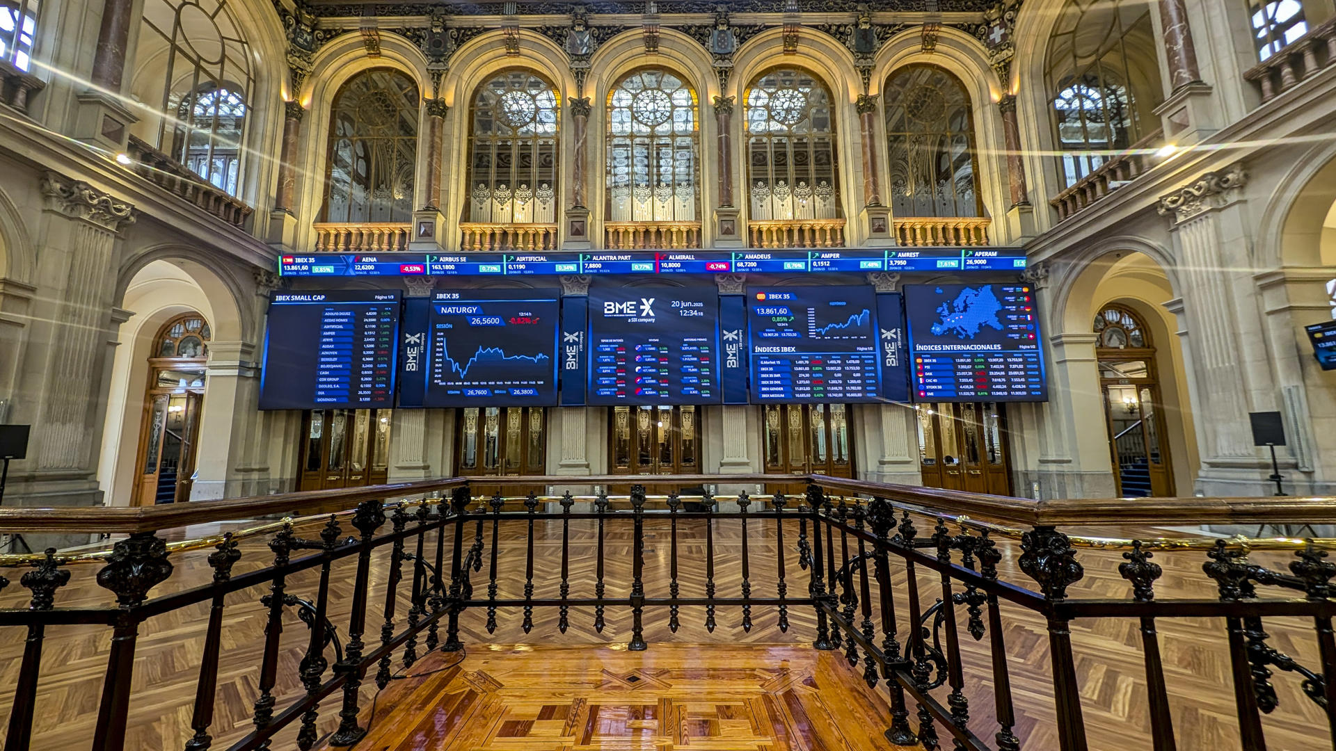 Imagen de este viernes de la Bolsa de Madrid, que cierra con subida del 0,77 % y supera los 13.800 puntos, hasta los 13.850 enteros. EFE/Vega Alonso del Val