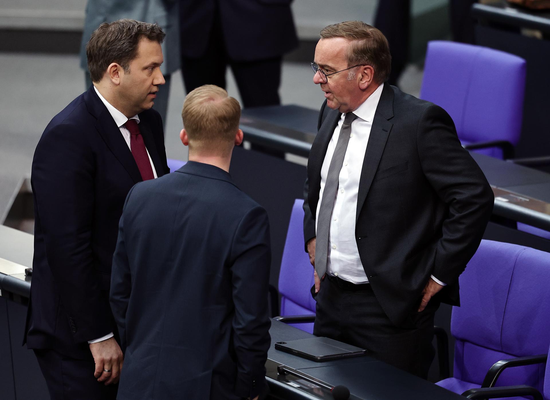 El ministro de Defensa alemán, Boris Pistorius (D), y el ministro de Finanzas alemán, Lars Klingbeil (I), llegan al parlamento alemán Bundestag para una sesión en Berlín, Alemania, el 24 de junio de 2025. EFE/EPA/FILIP SINGER