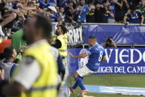 El centrocampista del Oviedo Santiago Cazorla (d) celebra tras marcar el 1-1, durante el partido de vuelta de la primera fase de ascenso de la LaLiga Hypermotion que Real Oviedo y UD Almería disputaron en el estadio Carlos Tartiere. EFE/Paco Paredes