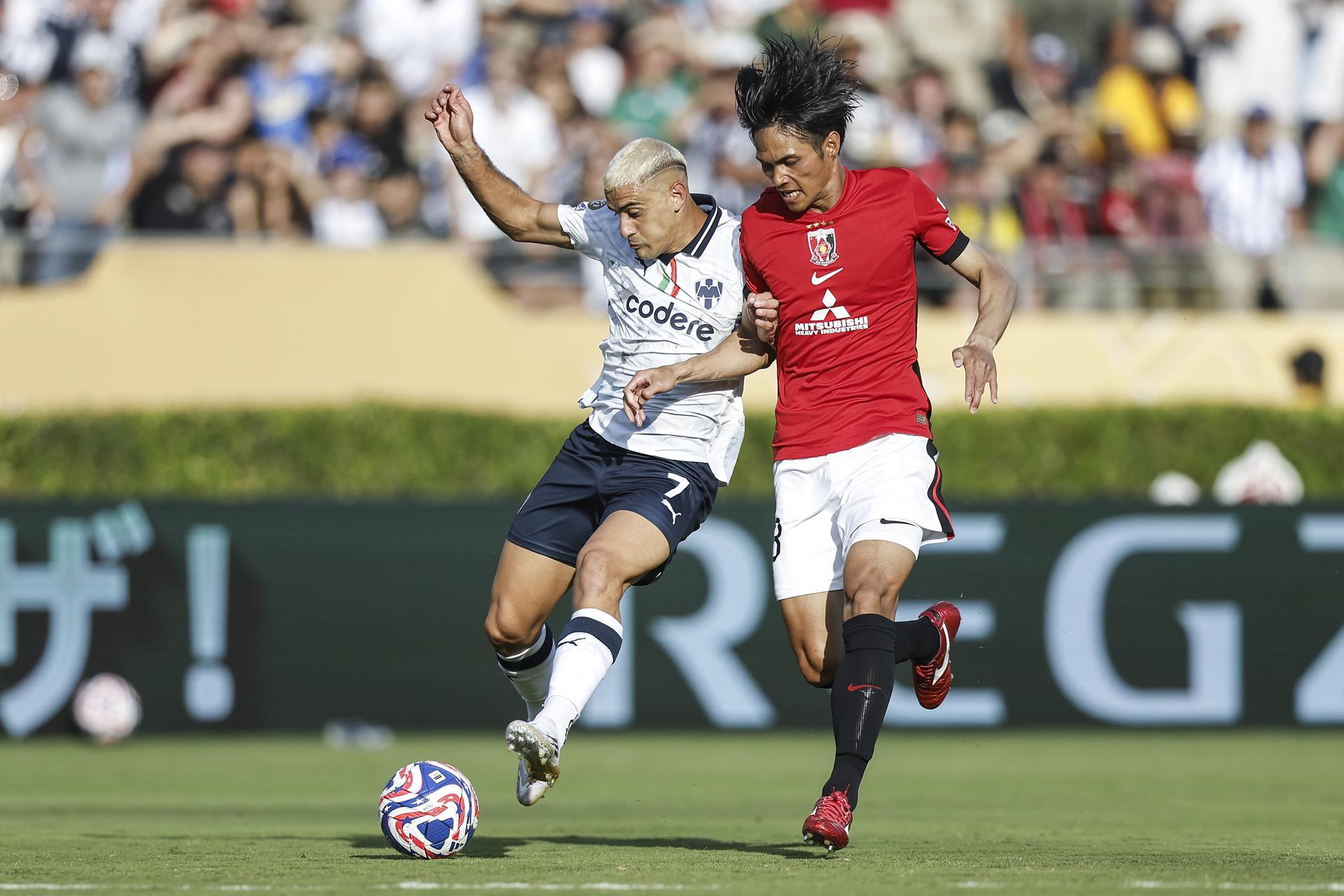 Germán Berterame (i), quien anotó dos goles para el Monterrey, avanza ante la marca de Yoichi Naganuma. EFE/EPA/CAROLINE BREHMAN