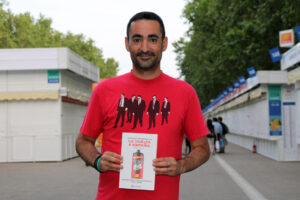 Foto de Juanfran de la Cruz (Barcelona, 1979), autor del libro "Crónicas sobre ruedas: La Vuelta a España" (Ed. Libros de ruta). EFE/ Alicia B.H. // SOLO USO EDITORIAL/SOLO DISPONIBLE PARA ILUSTRAR LA NOTICIA QUE ACOMPAÑA (CRÉDITO OBLIGATORIO)