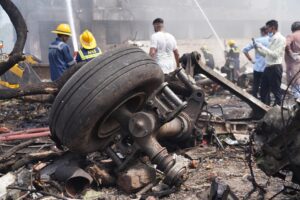 AHMEDABAD (India), 12/06/2025.- (EFE).- El Gobierno de la India admitió este jueves que el accidente del vuelo AI171 de Air India en la ciudad occidental de Ahmedabad, con 242 personas a bordo, ha resultado en una gran número de muertes, al afirmar que han "perdido a mucha gente" en la catástrofe. EFE/EPA/SIDDHARAJ SOLANKI