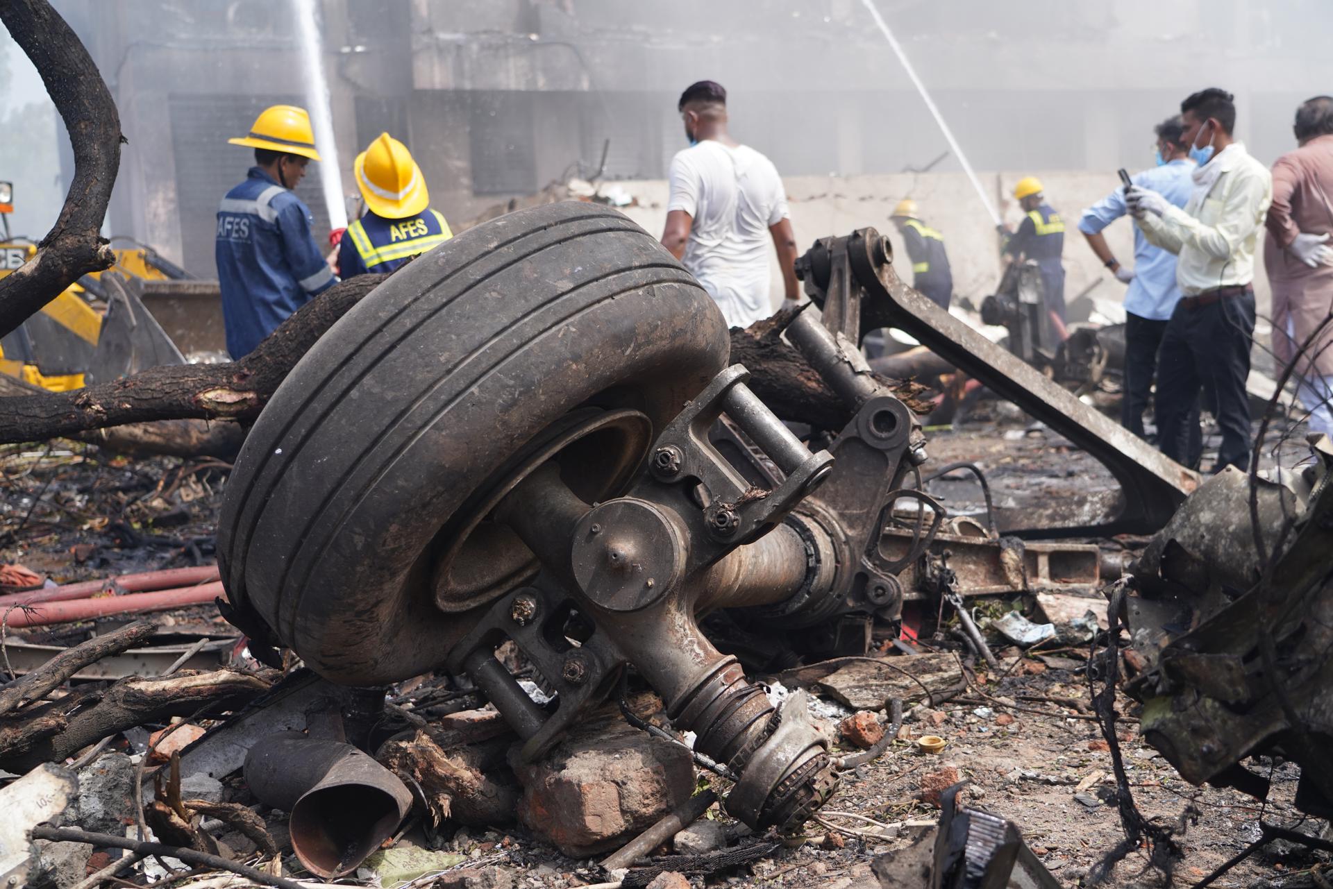 AHMEDABAD (India), 12/06/2025.- (EFE).- El Gobierno de la India admitió este jueves que el accidente del vuelo AI171 de Air India en la ciudad occidental de Ahmedabad, con 242 personas a bordo, ha resultado en una gran número de muertes, al afirmar que han "perdido a mucha gente" en la catástrofe. EFE/EPA/SIDDHARAJ SOLANKI