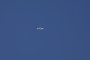 Un avión logístico militar israelí vuela sobre Jerusalén, el 13 de junio de 2025. EFE/EPA/ATEF SAFADI