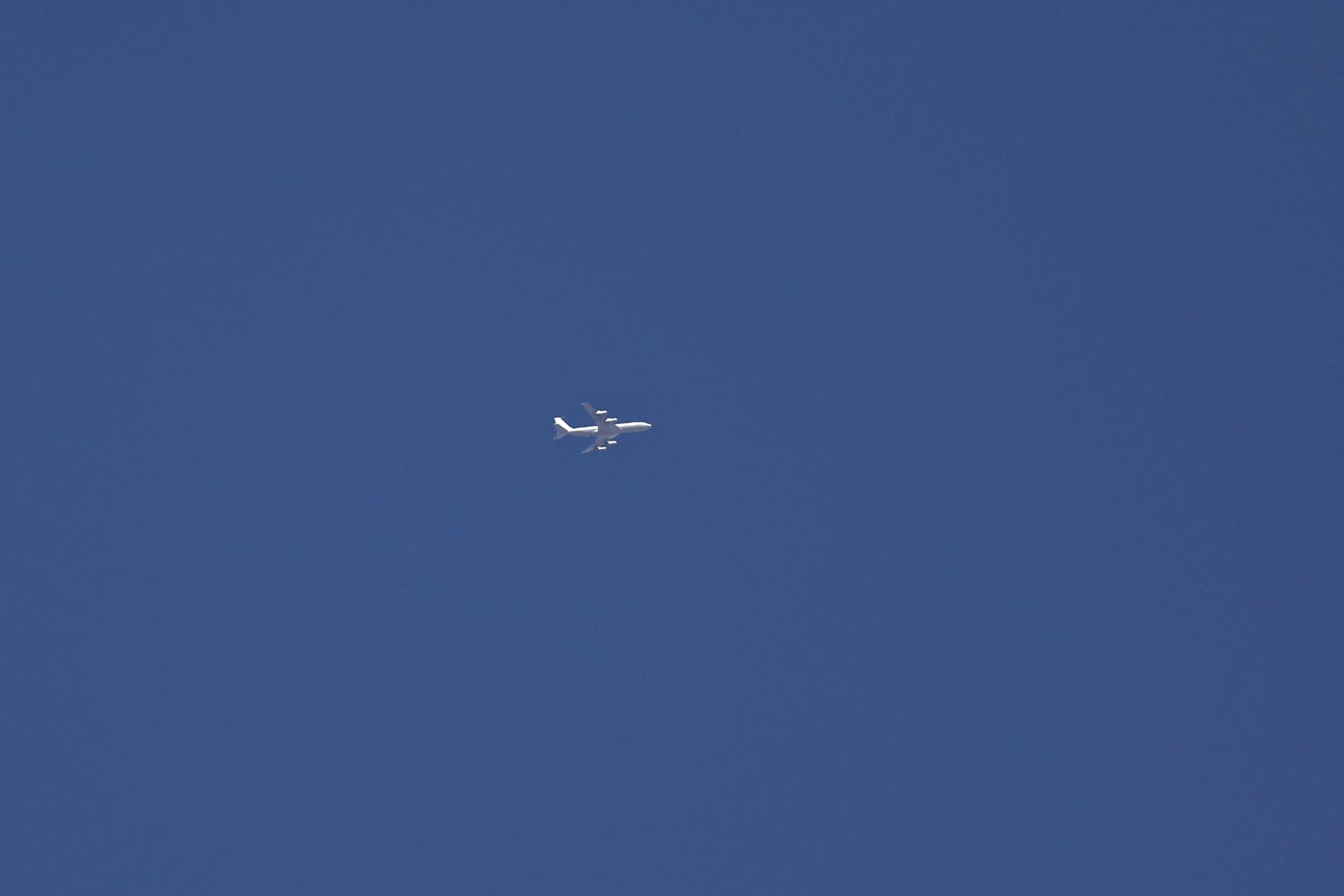 Un avión logístico militar israelí vuela sobre Jerusalén, el 13 de junio de 2025. EFE/EPA/ATEF SAFADI
