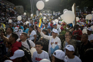 Personas participan en una manifestación por la paz este miércoles, en Caracas (Venezuela). EFE/ Miguel Gutiérrez