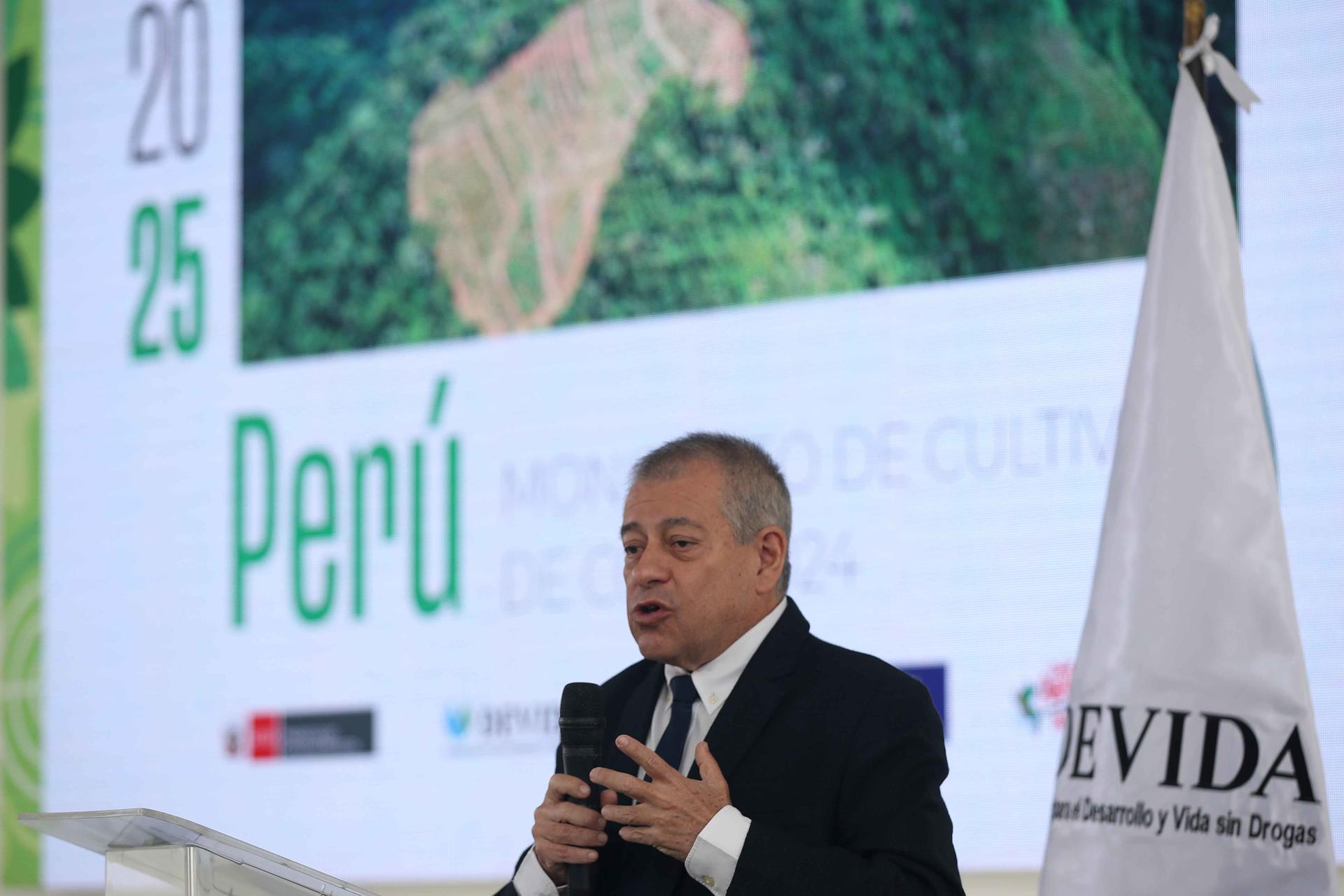 El presidente ejecutivo de la Comisión Nacional para el Desarrollo y Vida sin Drogas (Devida), Carlos Figueroa, habla durante la presentación del 'Reporte de Monitoreo de Cultivos de Coca-2024' este viernes, en la Oficina de Naciones Unidas Contra la Droga y el Delito (Unodc) en Lima. EFE/Paolo Aguilar
