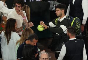 El tenista español Carlos Alcaraz firma autógrafos este viernes, tras su victoria en las semifinales de Roland Garros frente al italiano Lorenzo Musetti. EFE/MOHAMMED BADRA
