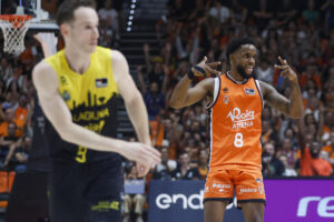 El escolta del Valencia Jean Montero (d), durante el segundo partido de la semifinal de la Liga Endesa de baloncesto que Valencia Basket y La Laguna Tenerife disputan este jueves en el pabellón de la Fuente de San Luis. EFE/Miguel Ángel Polo