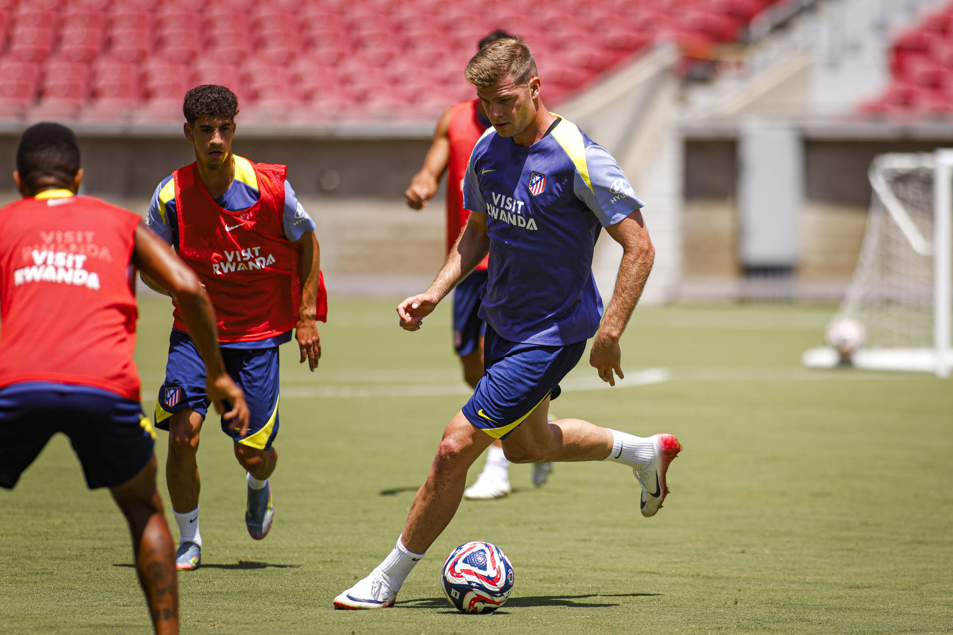 El delantero noruego del Atlético de Madrid Alexander Sørloth durante el entrenamiento que el equipo ha realizado en Los Ángeles antes de partir a la ciudad de Seattle, en el noroeste de Estados Unidos, donde afrontará su segundo partido del Mundial de Clubes contra Seattle Sounders FC. EFE/AtléticodeMadrid SOLO USO EDITORIAL / SOLO USO DISPONIBLE PARA ILUSTRAR LA NOTICIA QUE ACOMPAÑA/ (CRÉDITO OBLIGATORIO)