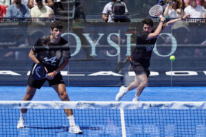 La pareja formada por Arturo Coello (i) y Agustín Tapia (d), durante la final masculina del Oysho Valladolid Premier Pádel P2. EFE/Nacho Gallego