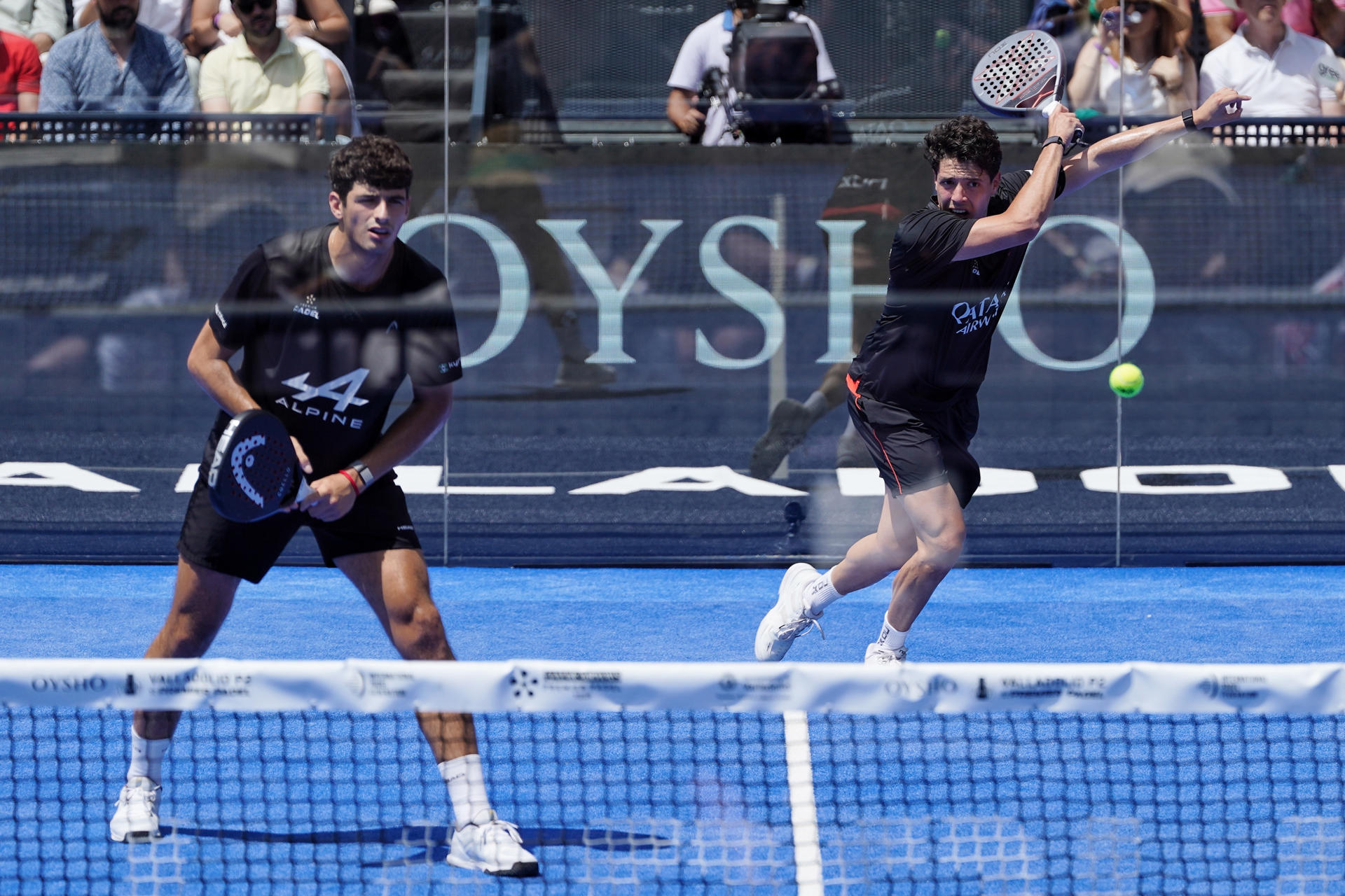 La pareja formada por Arturo Coello (i) y Agustín Tapia (d), durante la final masculina del Oysho Valladolid Premier Pádel P2. EFE/Nacho Gallego