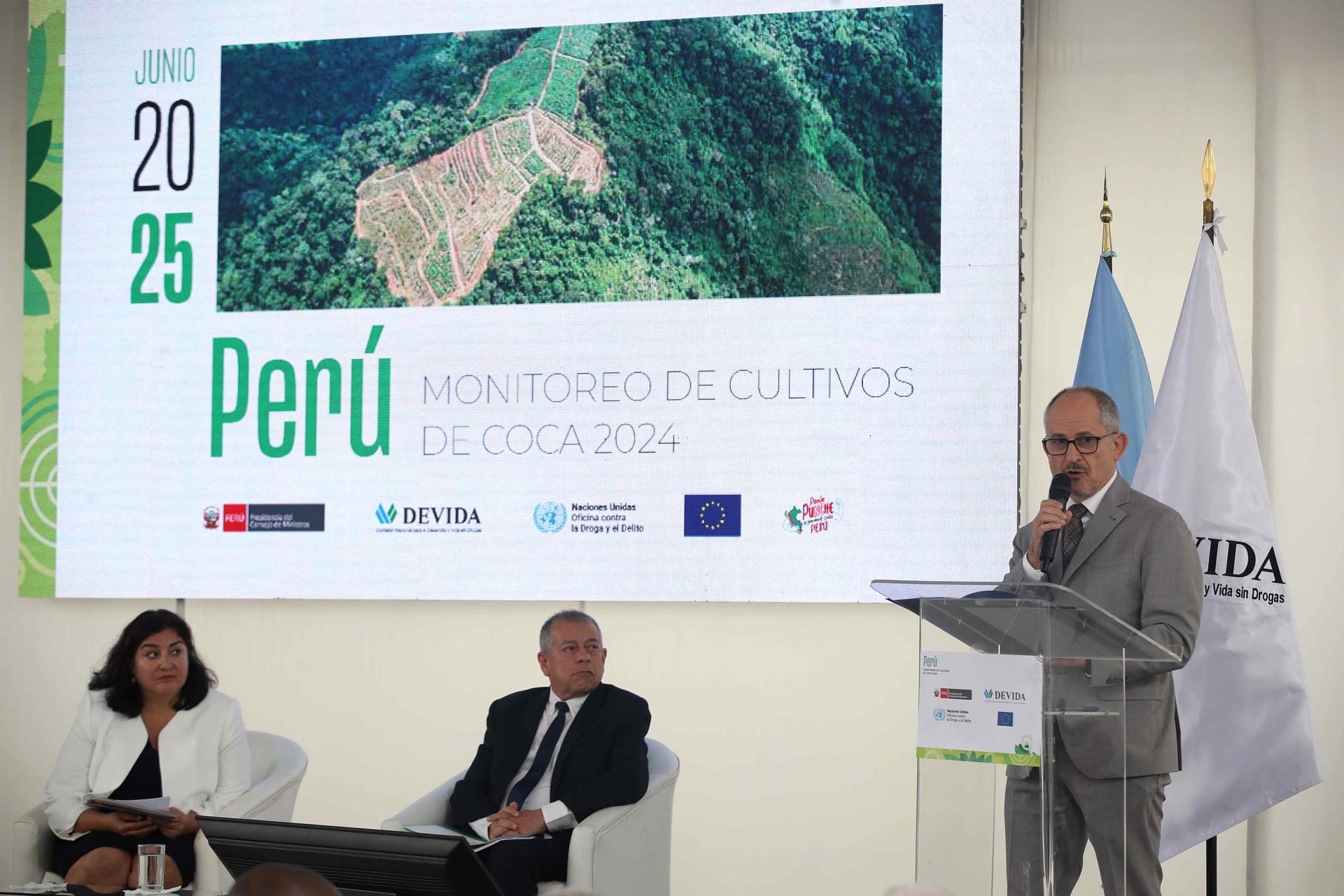 El Embajador de la Unión Europea en Perú, Jonthan Hatwell, habla durante la presentación del 'Reporte de Monitoreo de Cultivos de Coca-2024' este viernes, en la Oficina de Naciones Unidas Contra la Droga y el Delito (Unodc) en Lima. EFE/Paolo Aguilar