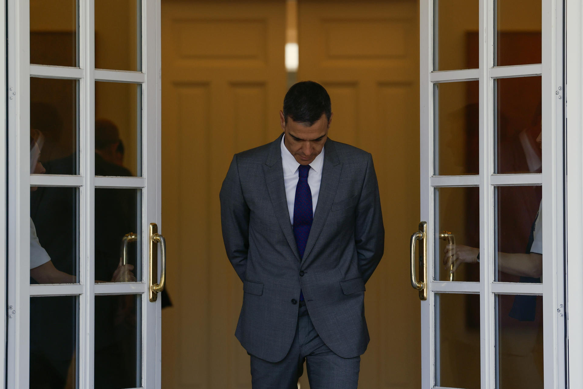 El presidente del Gobierno español, Pedro Sánchez, espera la llegada del rey Abdullah II de Jordania, con quien se ha reunido este jueves en Moncloa. EFE/  Javier Lizón