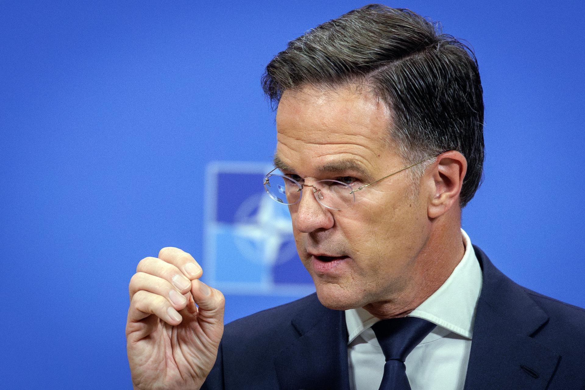 El secretario general de la OTAN, Mark Rutte, informa a los medios de comunicación antes de la reunión de ministros de Defensa de la OTAN, en la sede de la Organización del Tratado del Atlántico Norte (OTAN) en Bruselas, Bélgica, el 4 de junio de 2025. EFE/EPA/OLIVIER MATTHYS