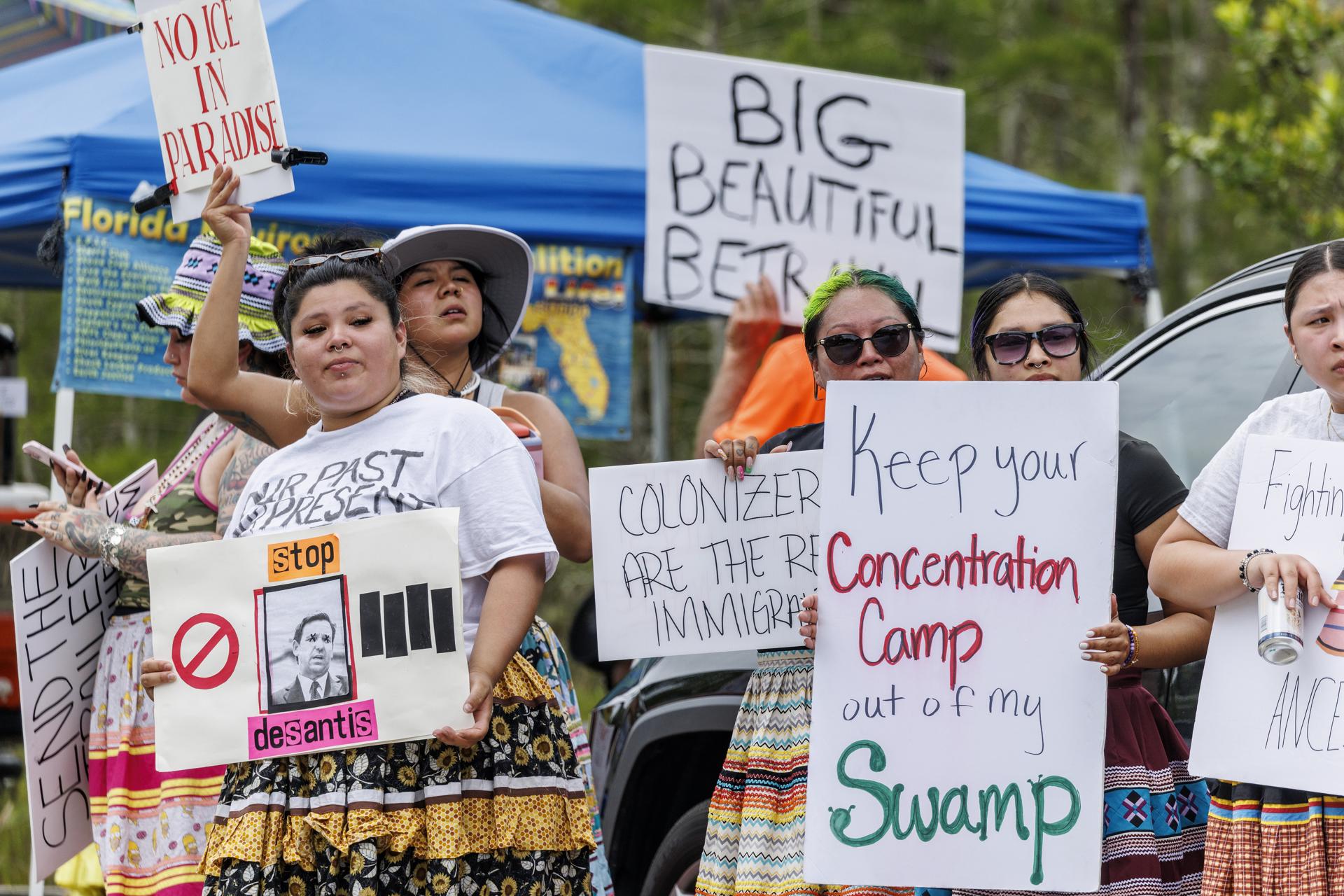 Activistas asisten a la protesta 'Stop Alligator Alcatraz' frente a la entrada del Aeropuerto de Entrenamiento y Transición Dade-Collier en Ochopee, Florida. EFE/EPA/CRISTOBAL HERRERA-ULASHKEVICH
